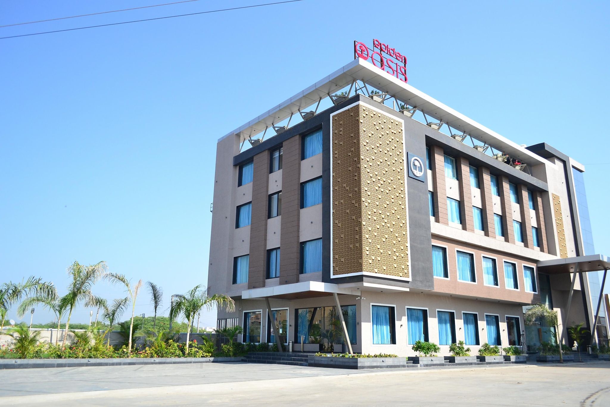 Golden Oasis Hotel Becharaji