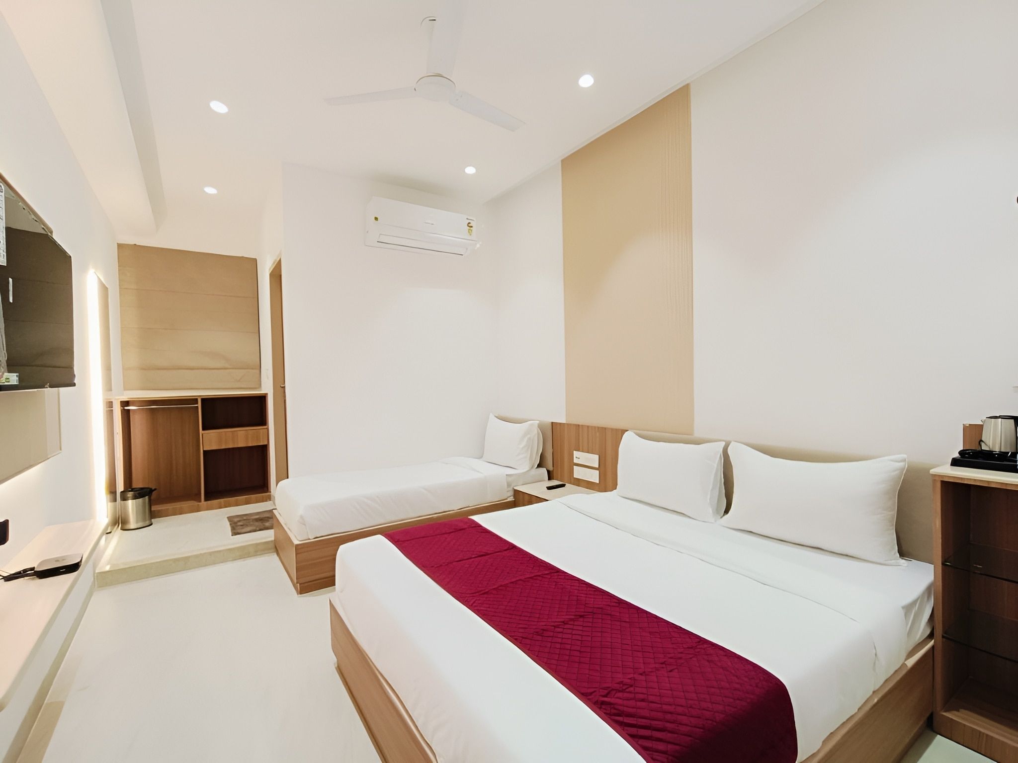 Super Deluxe Room (Triple Bed)
