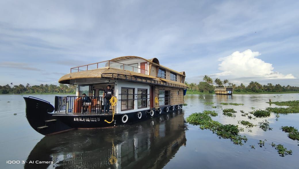 Ina Cruise  One Bedroom Premium Boat