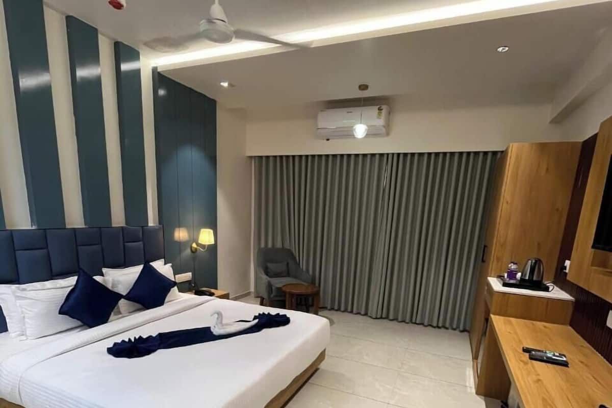 Hotel Premji Dwarka Deluxe Double Bed 2
