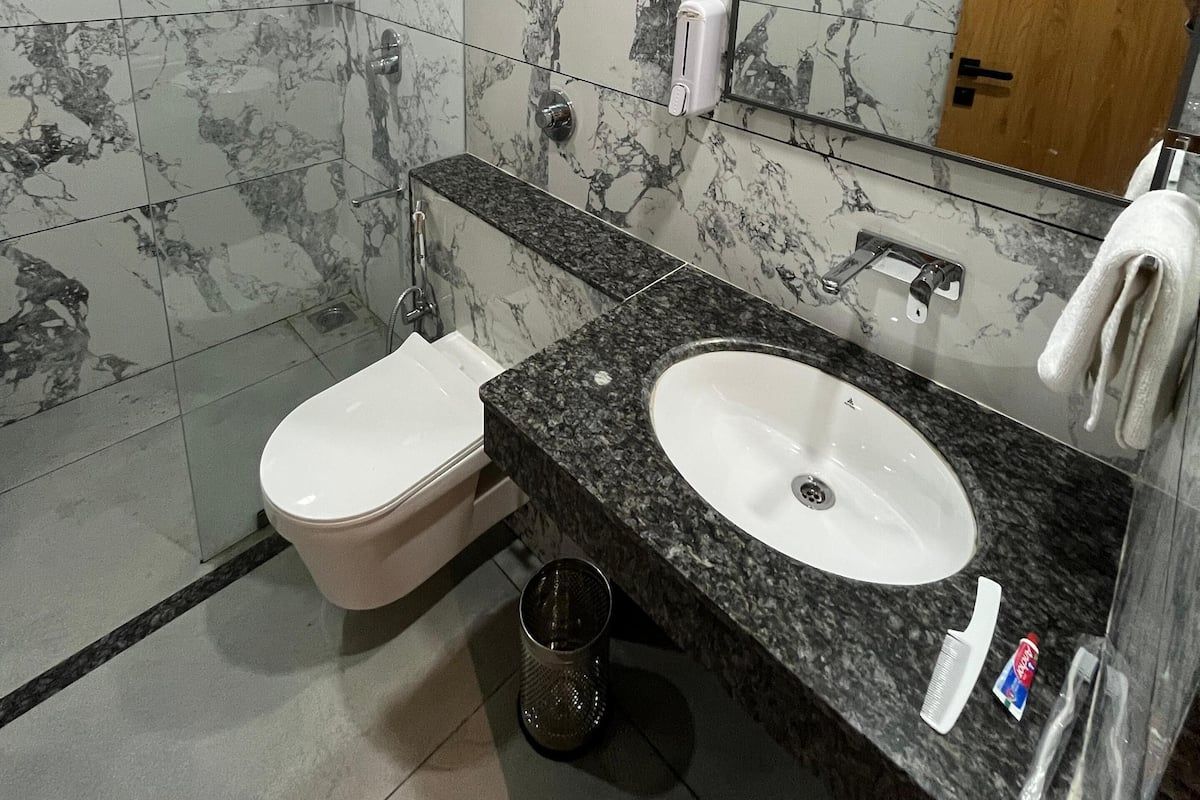 Hotel Premji Dwarka Deluxe Double Bed 6