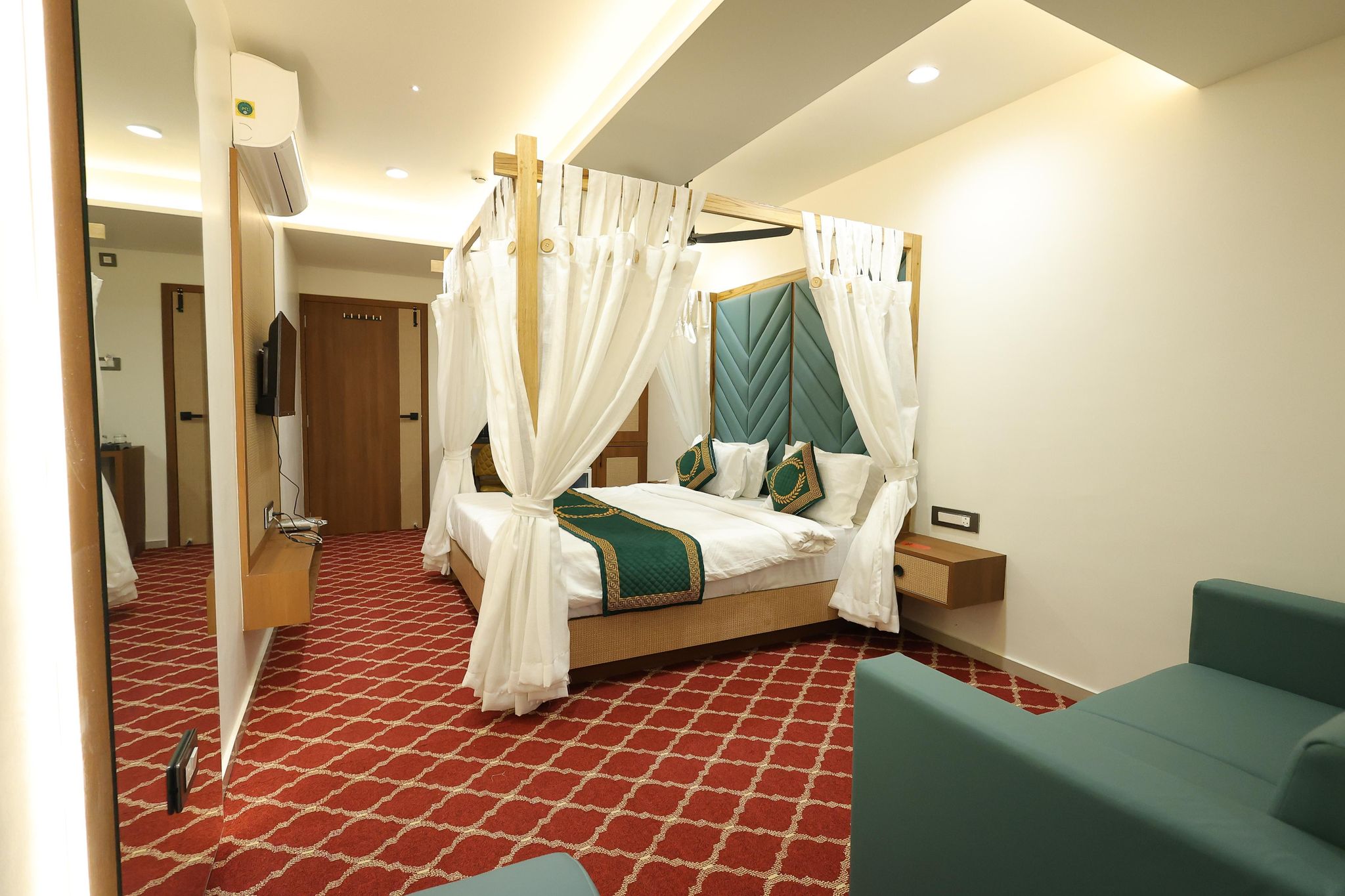 Suite Room With Bathtub