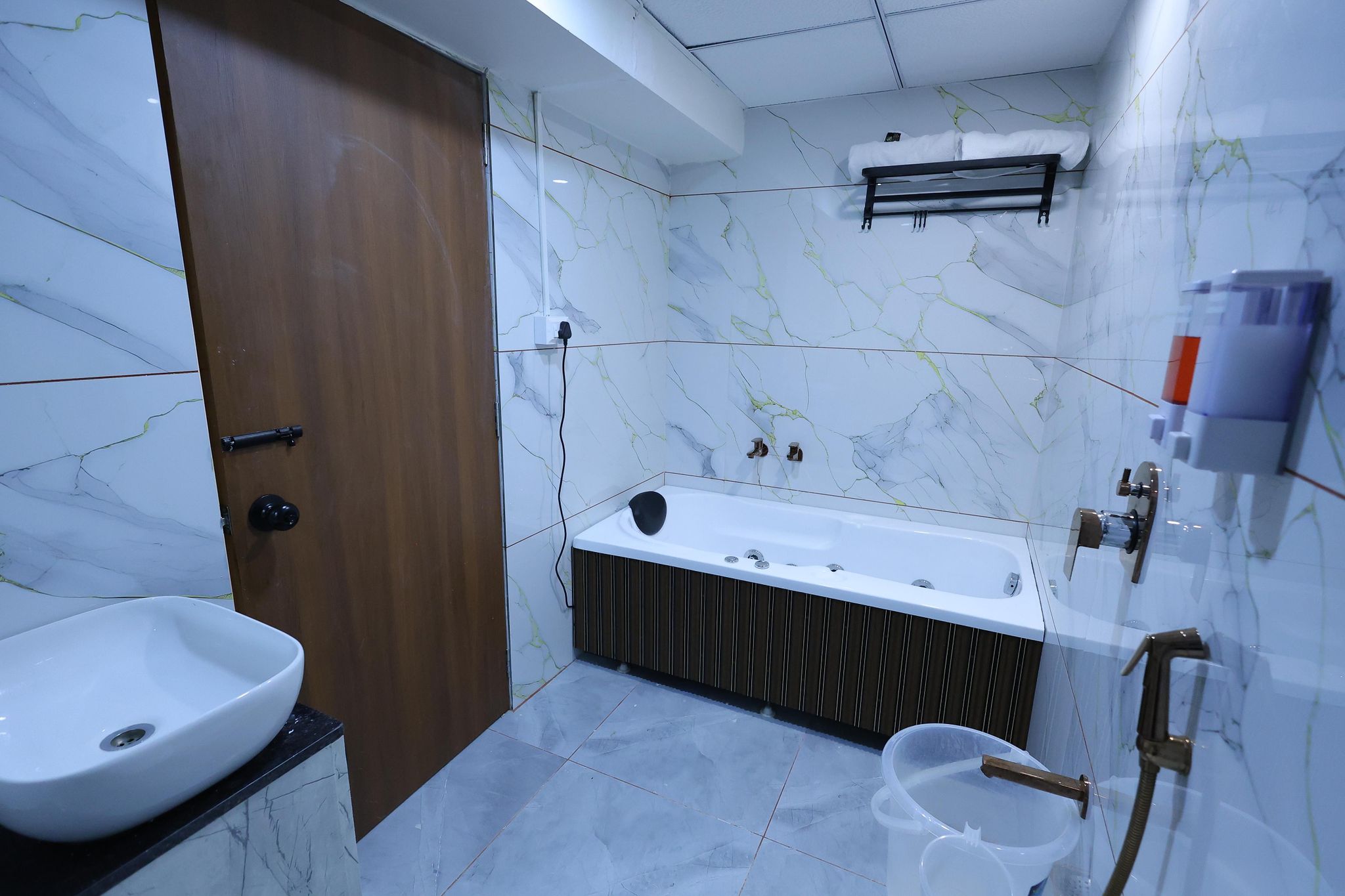 Suite Room With Bathtub