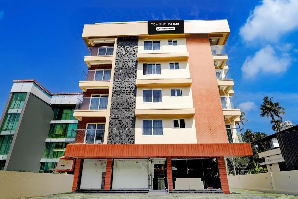 Super Townhouse Oak Cochin International Airport, Kochi