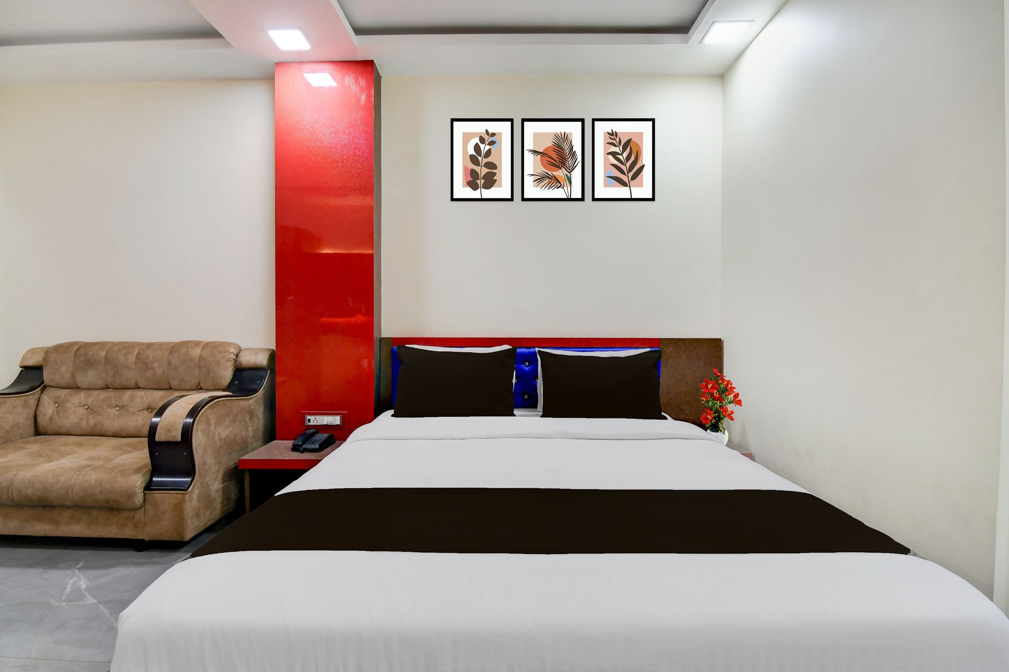 Super Townhouse Lake Town Clock Tower Formerly Crown Comfort Classic 12