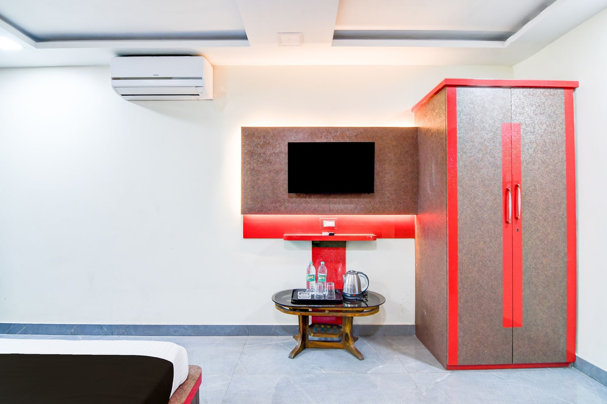 Super Townhouse Lake Town Clock Tower Formerly Crown Comfort Classic 8