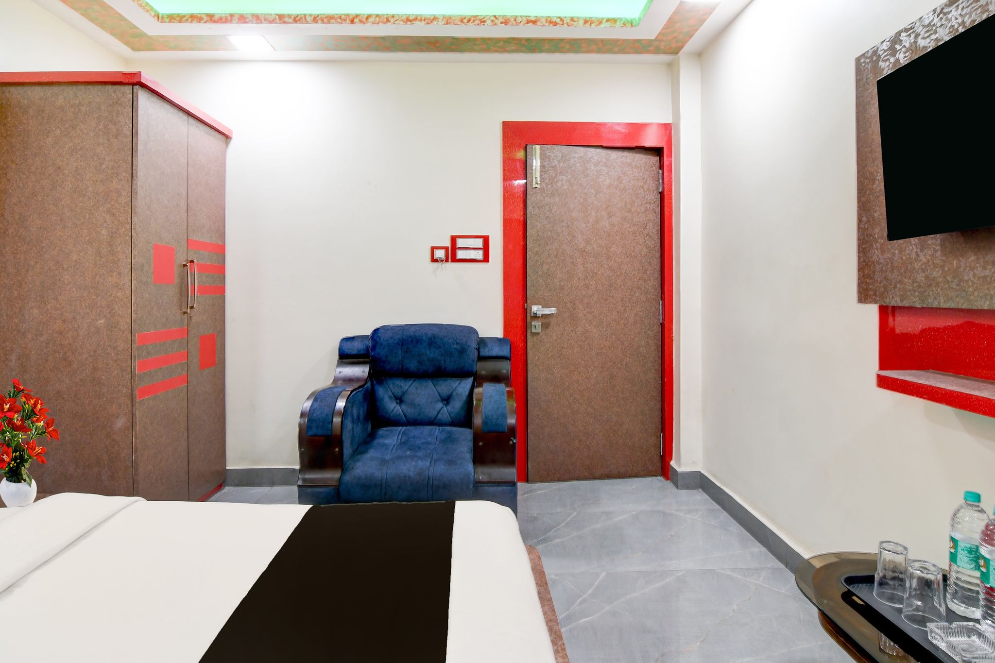 Super Townhouse Lake Town Clock Tower Formerly Crown Comfort Classic 9