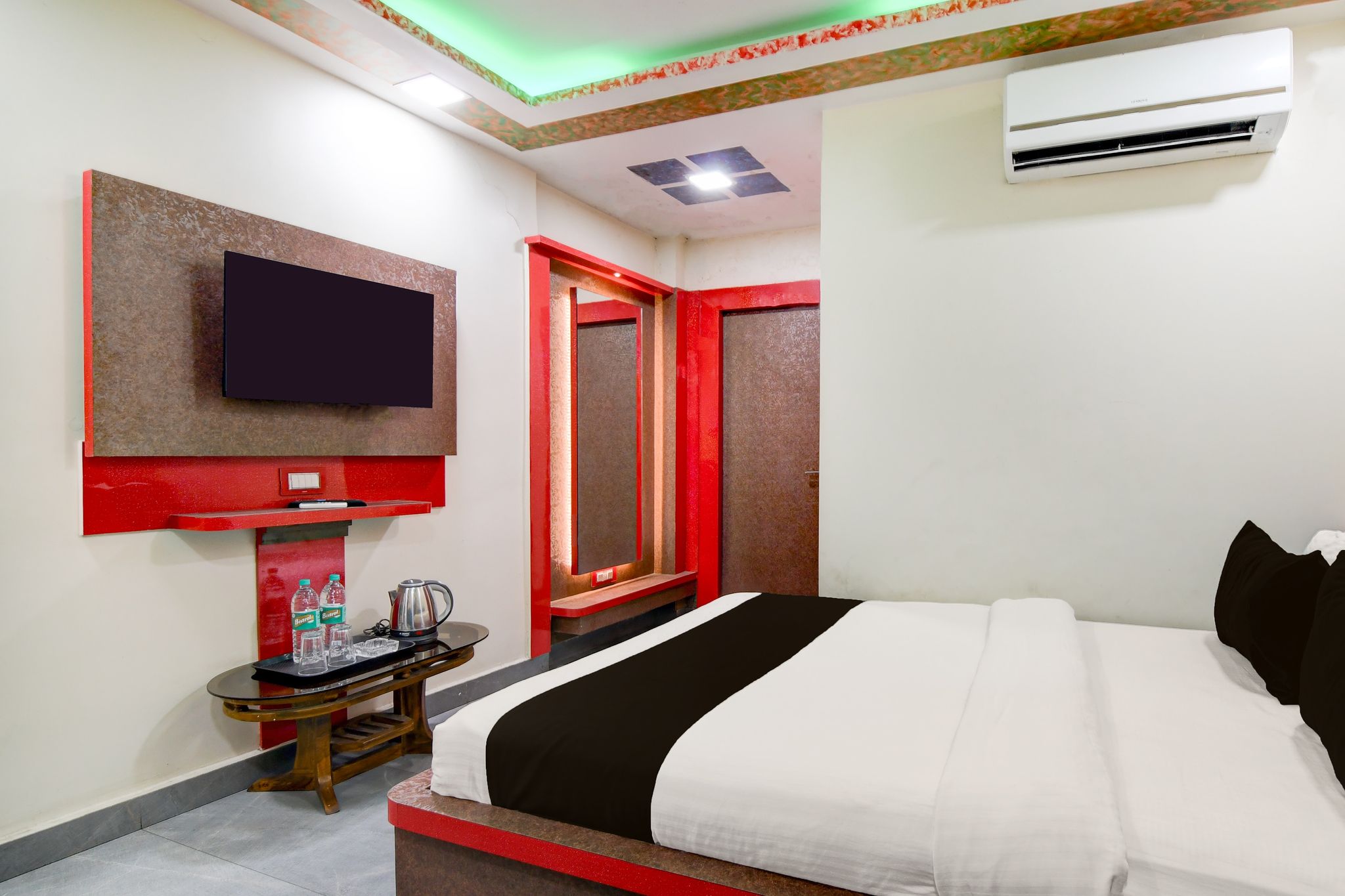 Super Townhouse Lake Town Clock Tower Formerly Crown Comfort Classic 18