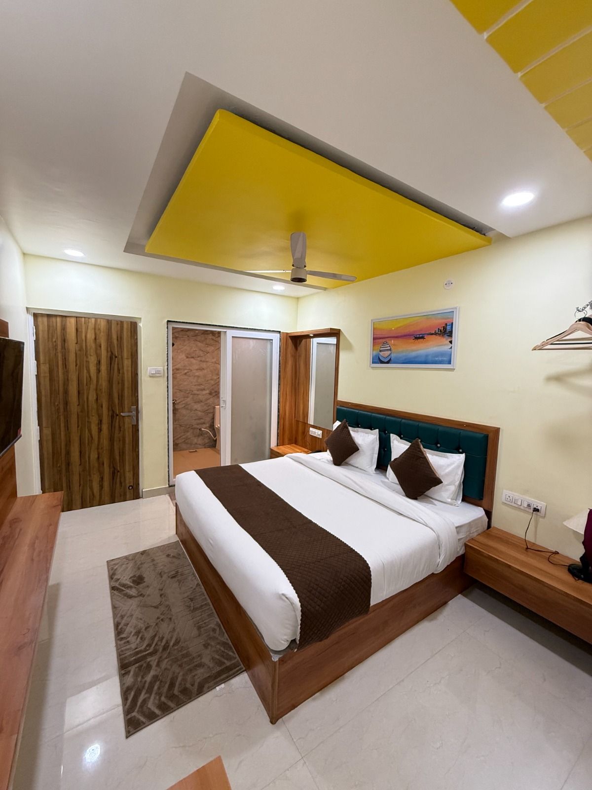 Premium Deluxe Double Bed Room With Front Window