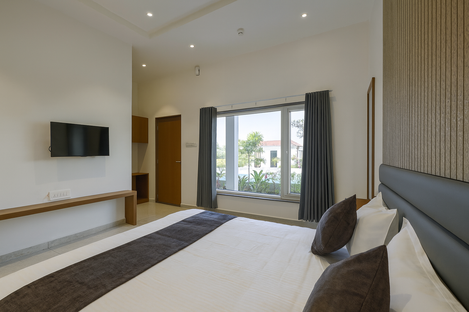 Lavender Hotels With Swimming Pool - Statue Of Unity Deluxe Room 12