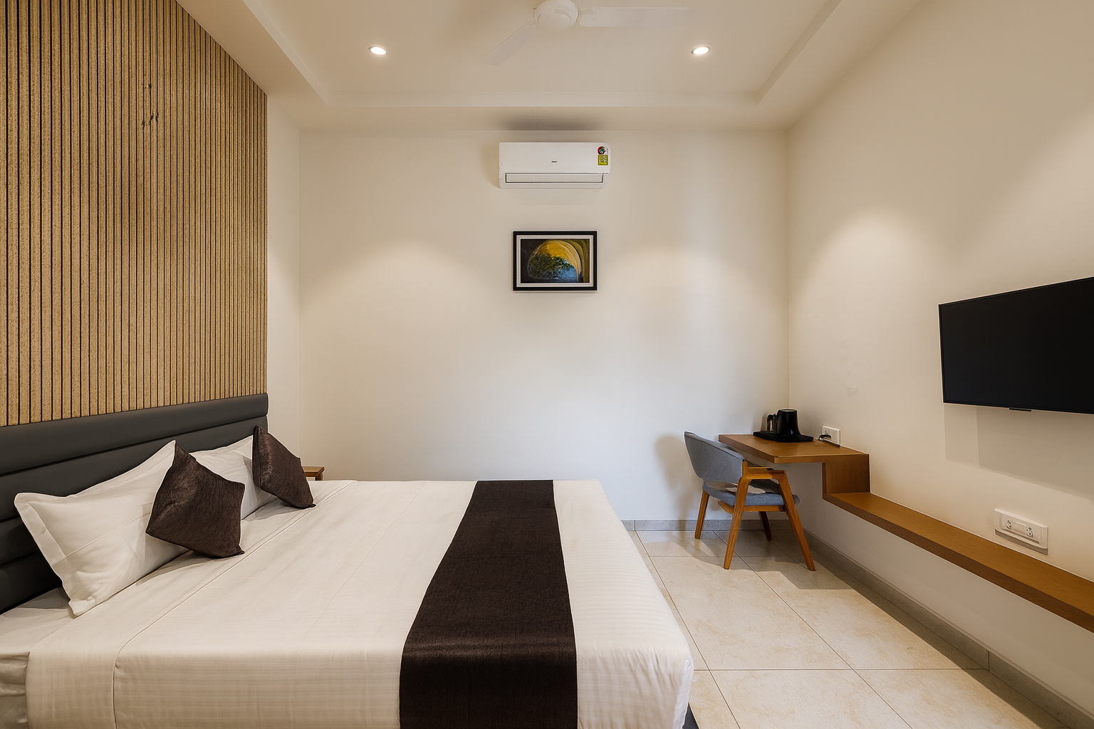 Lavender Hotels With Swimming Pool - Statue Of Unity Deluxe Room 42