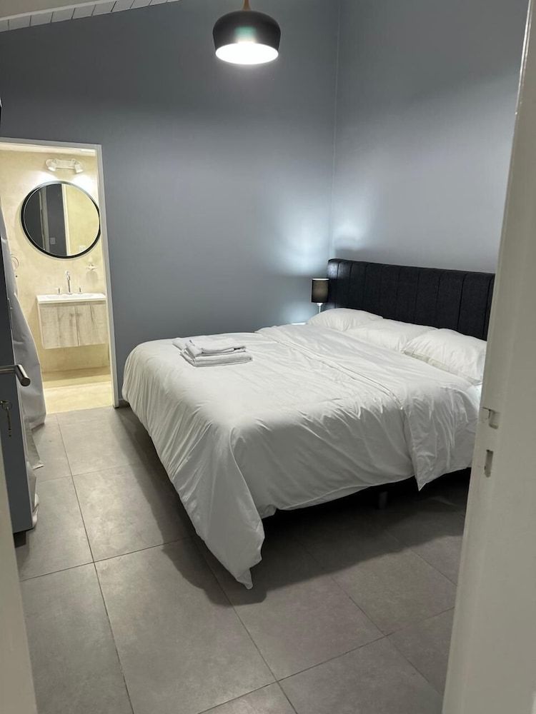 Gugasuites Deluxe Double or Twin Room, Garden View 5