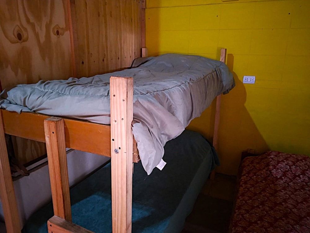 hostel mi lugar Classic Cabin, 6 Bedrooms, Garden View