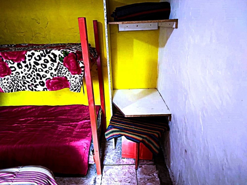 hostel mi lugar Classic Cabin, 6 Bedrooms, Garden View 3