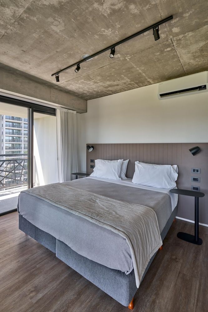 Club Apartment, City View