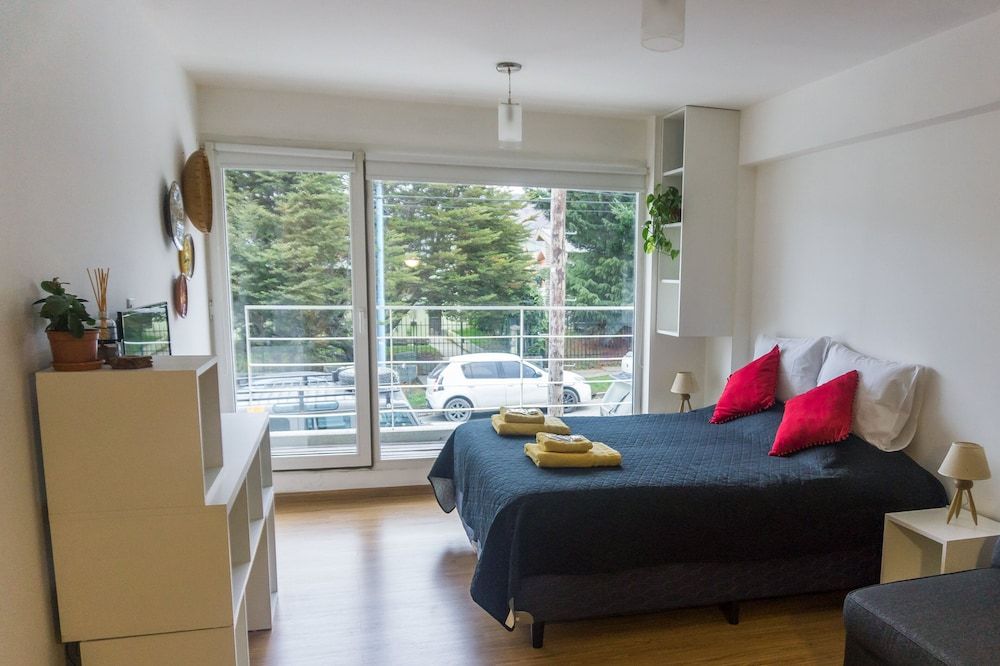 Studio, Balcony (Onas)