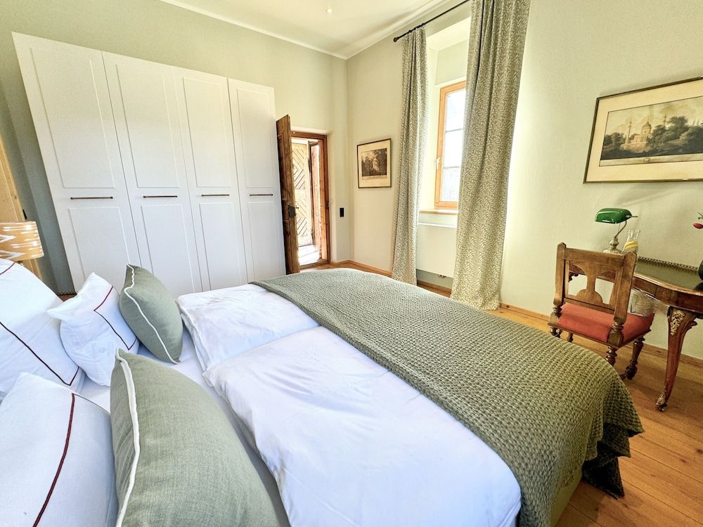 Deluxe House, Mountain View