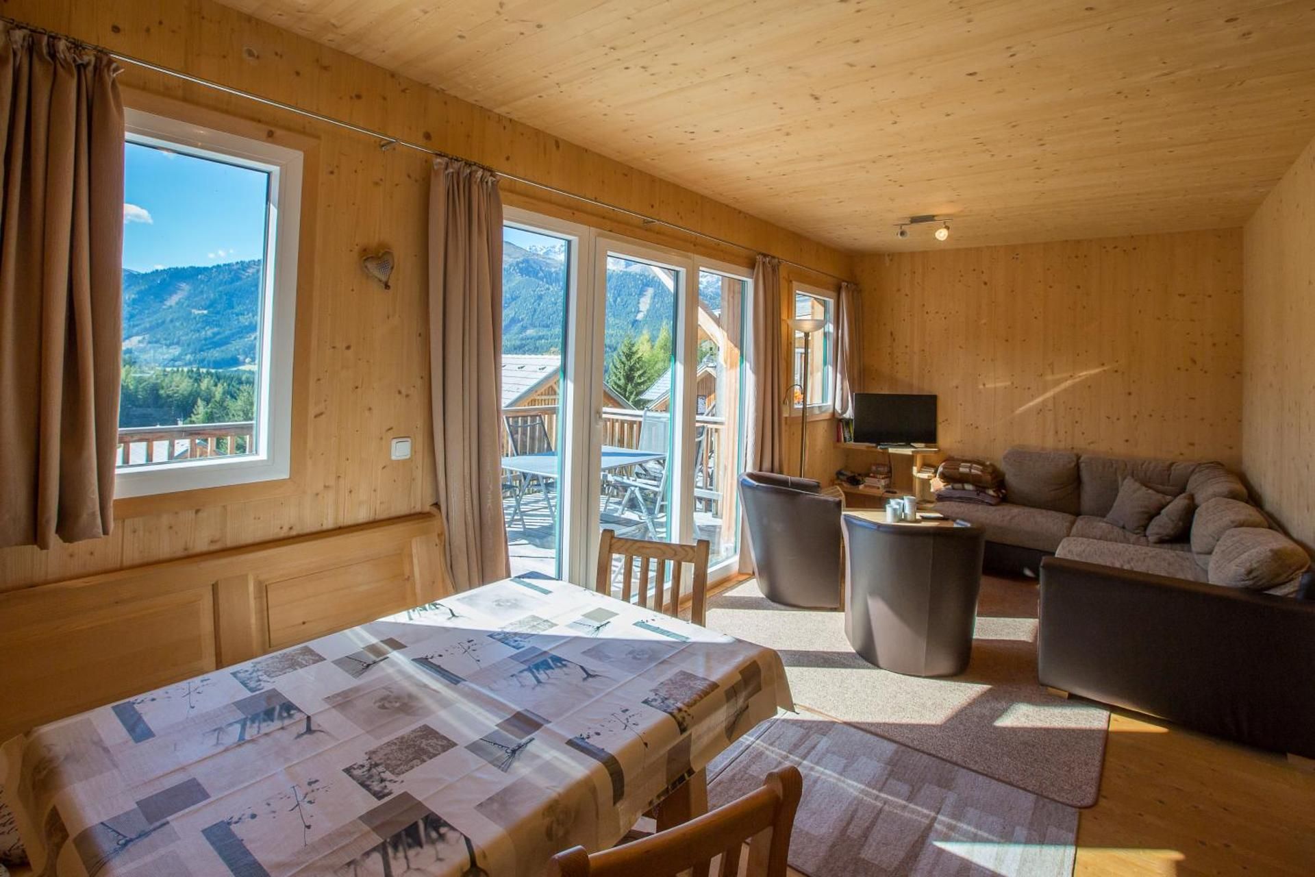 Superior Chalet 43 with Whirlpool bathtub
