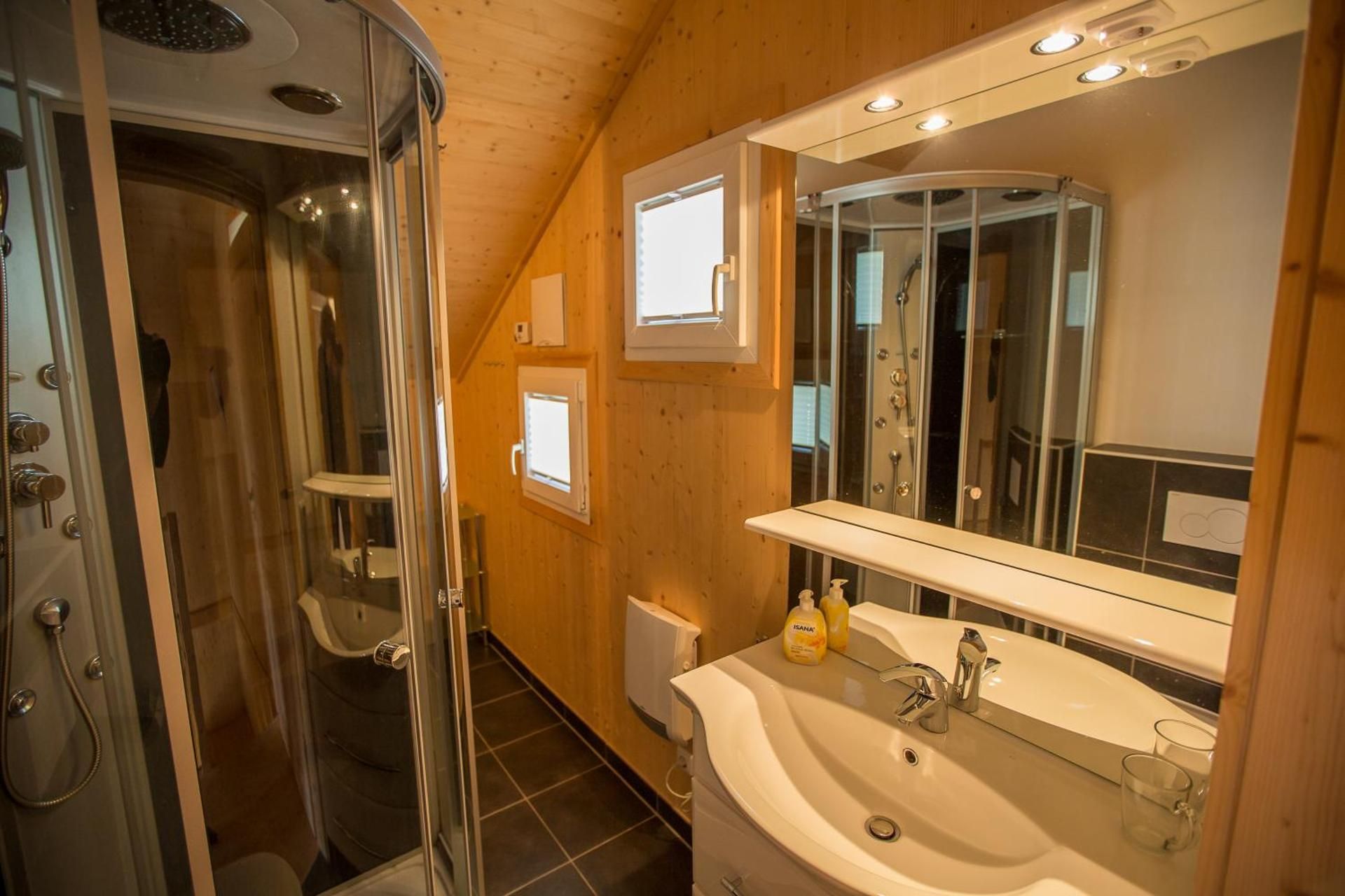 Superior Chalet 43 with Whirlpool bathtub