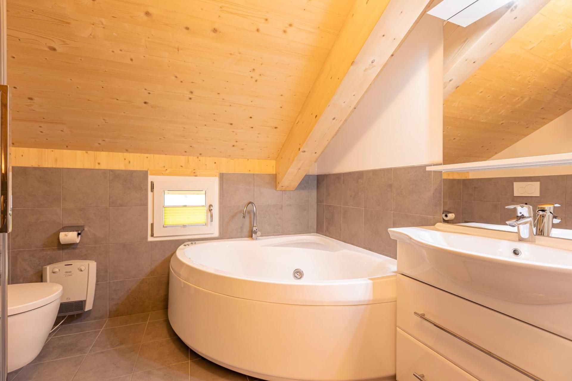 Superior Chalet 57 with Infrared Sauna & Whirlpool bathtub