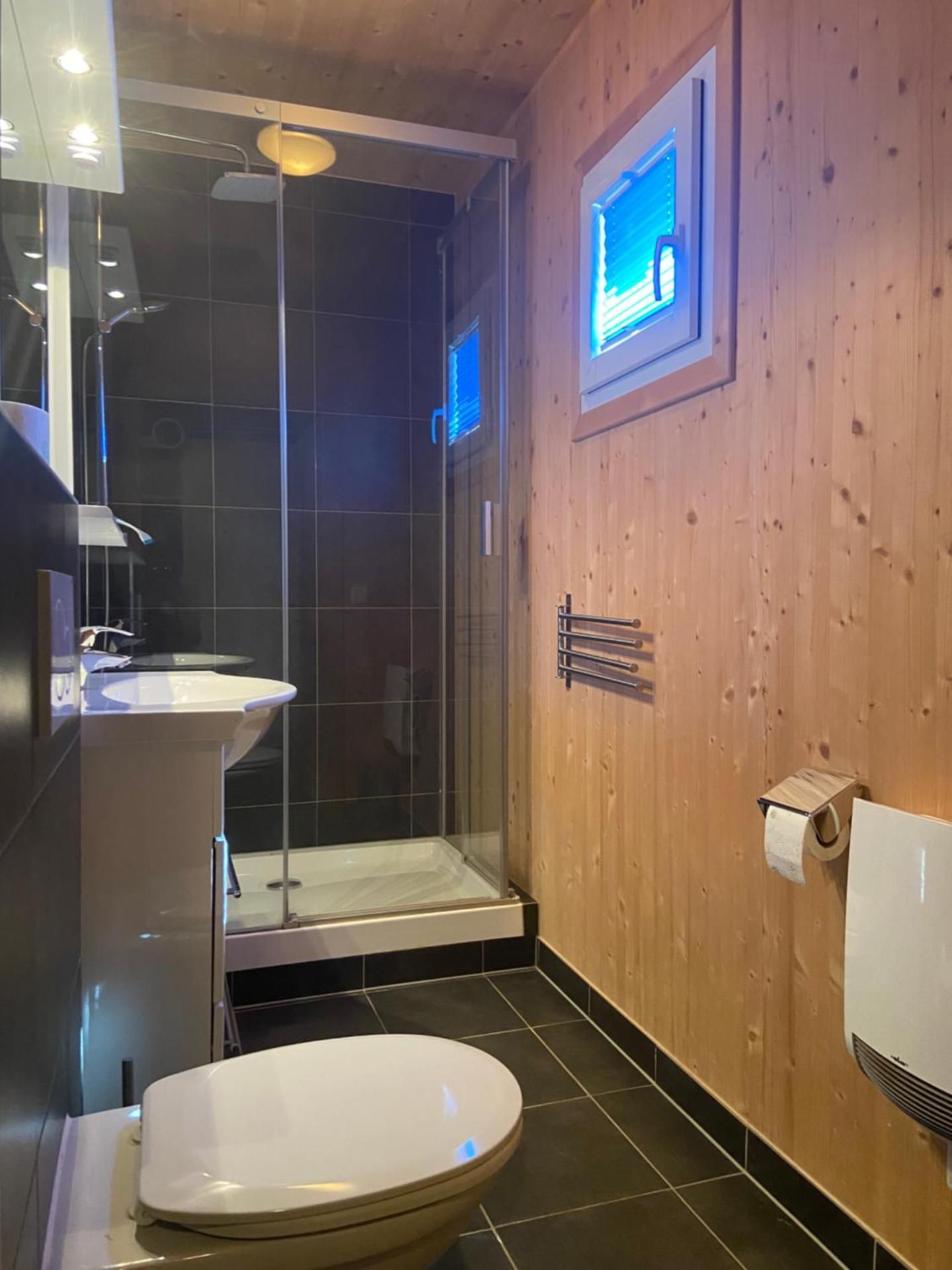 Superior Chalet 31 with Infrared Sauna & Whirlpool bathtub