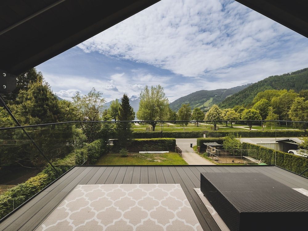 Luxury Condo, Balcony, Lake View