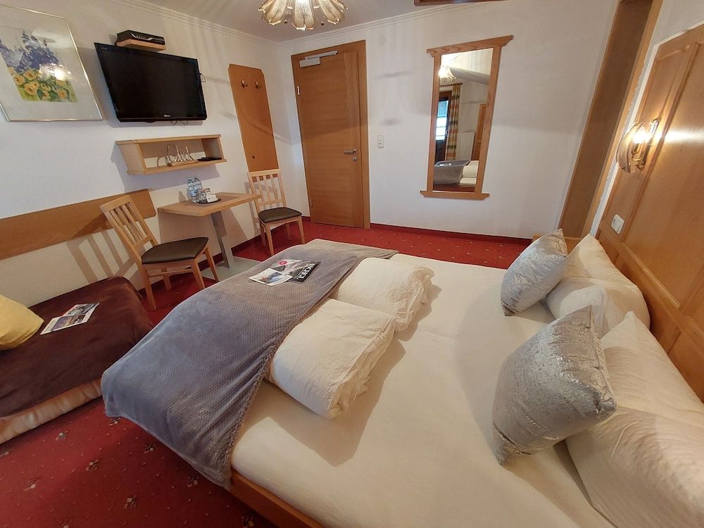 Classic Triple Room, 1 Queen Bed, Balcony, Mountain View