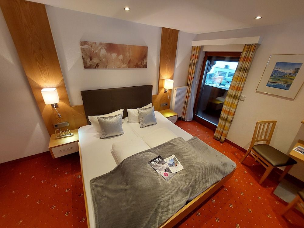 Classic Double Room, 1 Queen Bed, Balcony, Mountain View