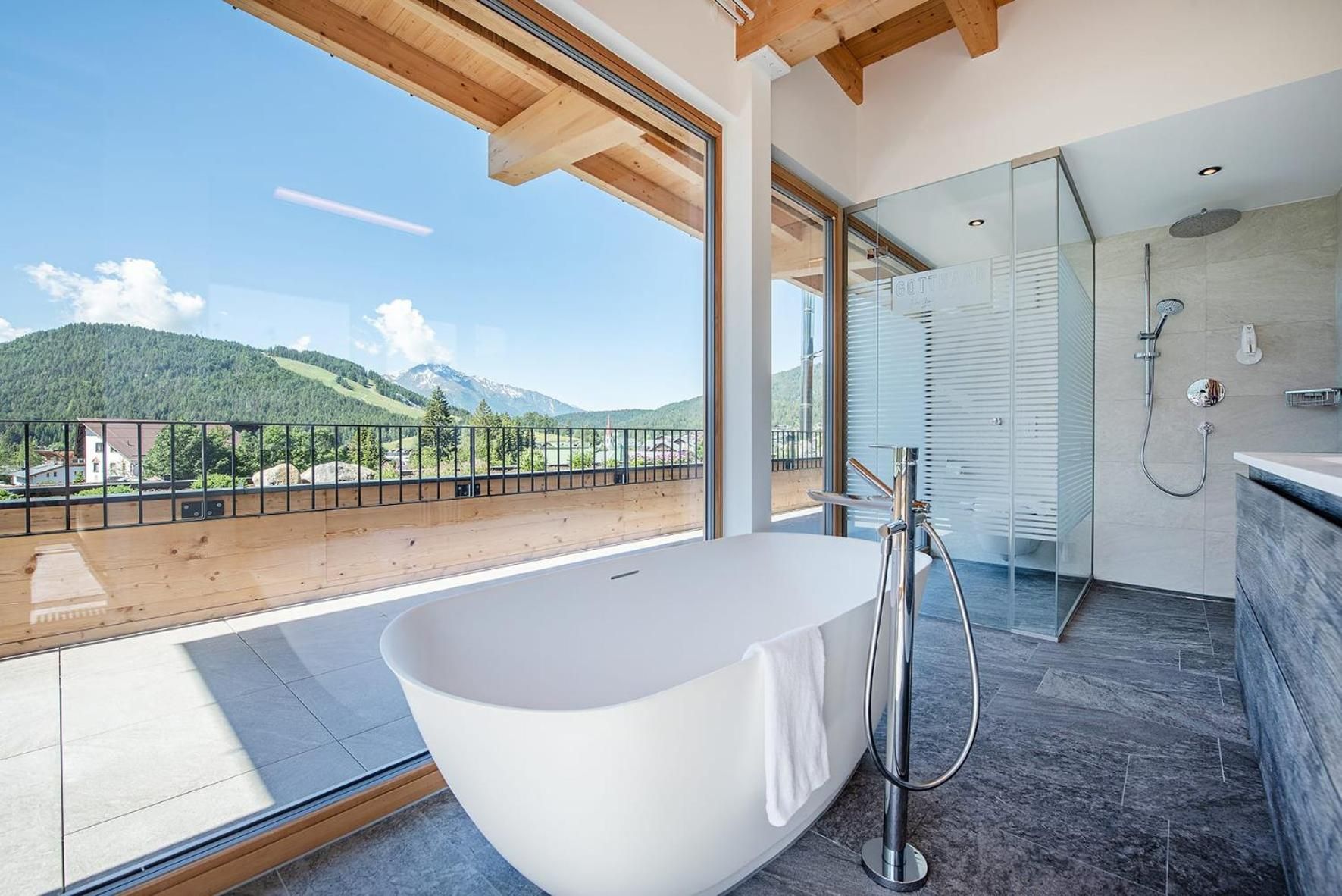 Deluxe Penthouse Apartment with City View