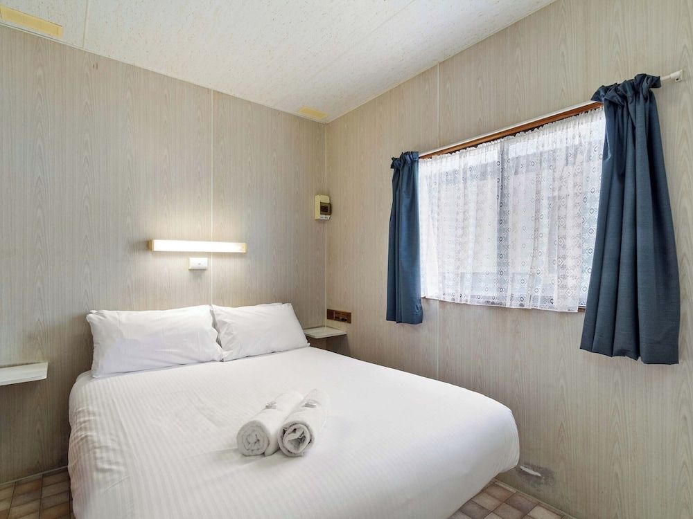 Waters Edge Holiday Park Economy Cabin