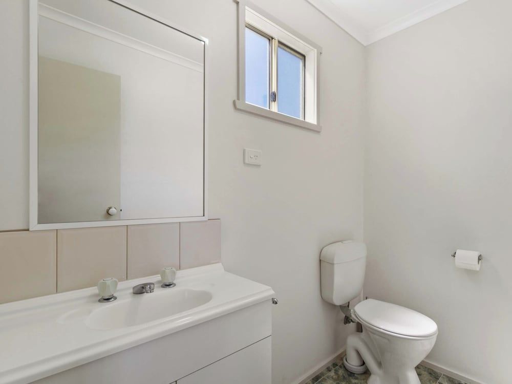 Waters Edge Holiday Park Standard 2 Bedroom Cabin 4