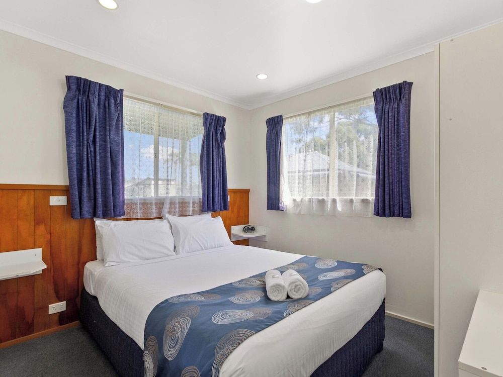 Waters Edge Holiday Park Standard 2 Bedroom Cabin