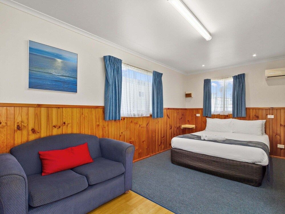 Waters Edge Holiday Park Standard Cabin