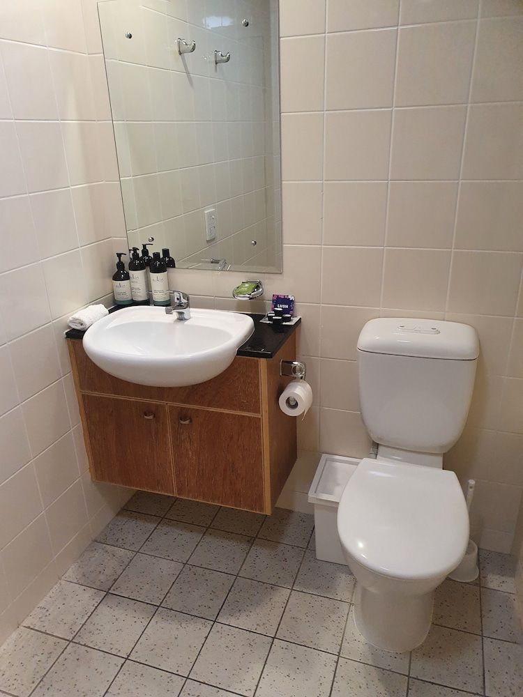 City Central Canberra Unit City Studio Suite, 1 King Bed, Pool Access 3