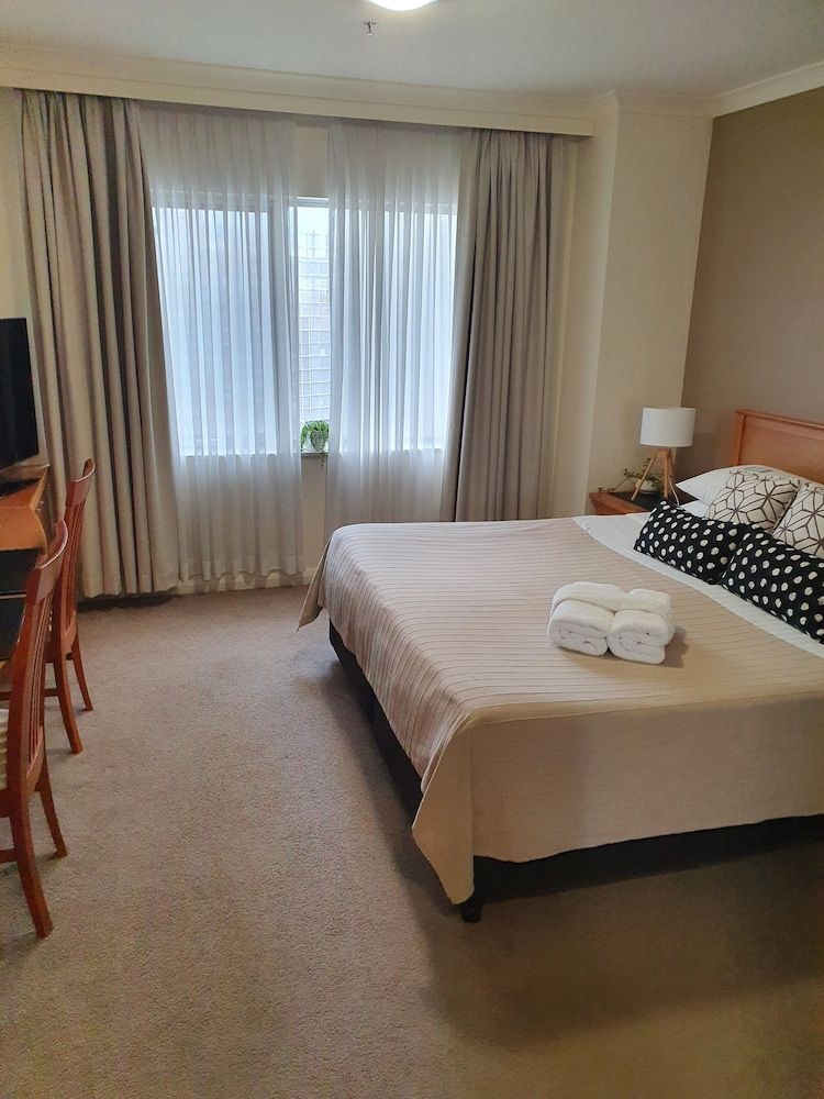 City Central Canberra Unit City Studio Suite, 1 King Bed, Pool Access 2