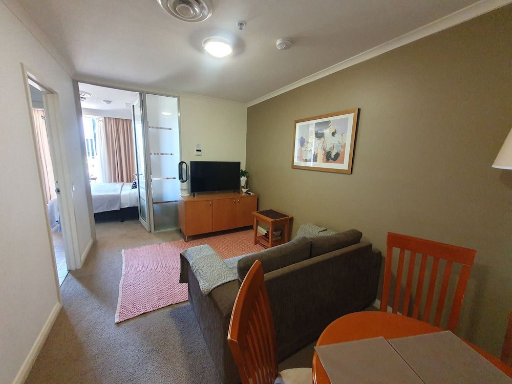 City Central Canberra Unit Central City Apartment, Pool, Sauna, Parking Available 2