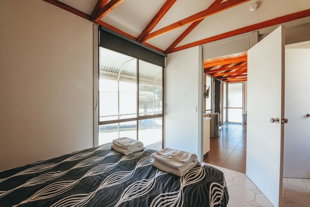 Eagle Hawk Park One Bedroom Cabin 3