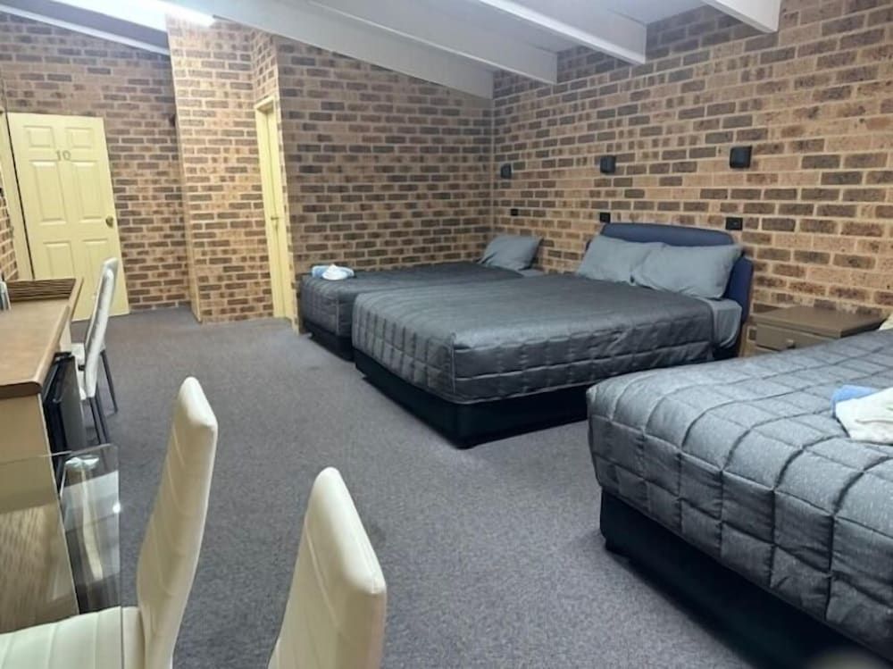 Clock Tower Motor Inn Family Room, Multiple Beds 2