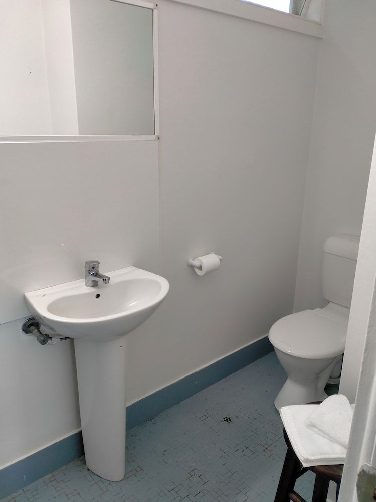 Midway Motel and Villas Standard Quadruple Room, 1 Bedroom 2