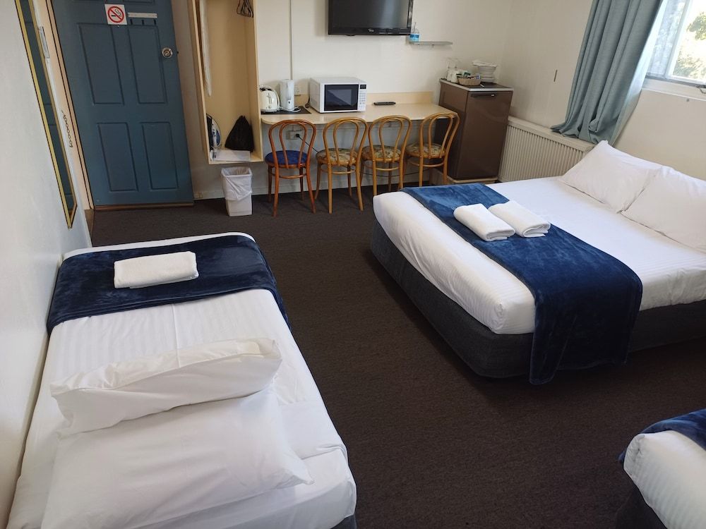 Billabong Motel Family Room 5