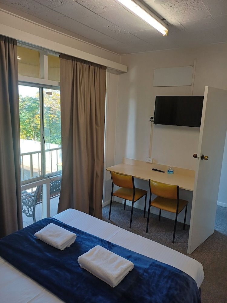 Billabong Motel Family Room 7