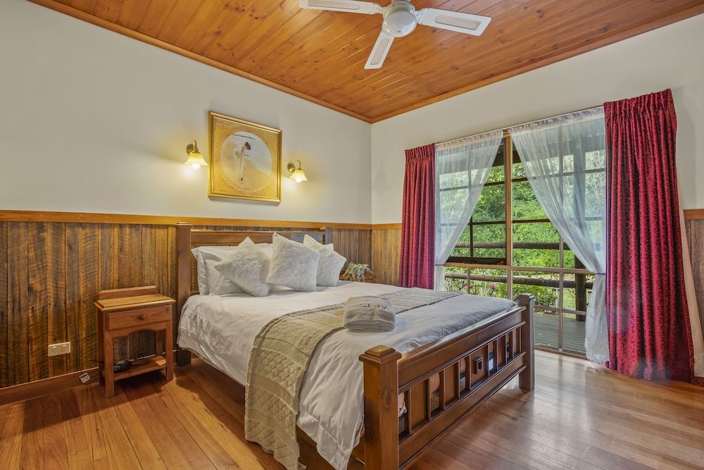 Traditional Cottage, Partial Lake View