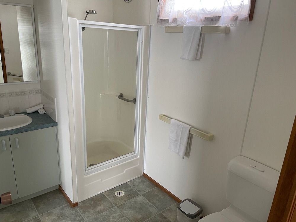 Dylene Holiday Park Superior Ocean View 2 Bedroom Cabin 2