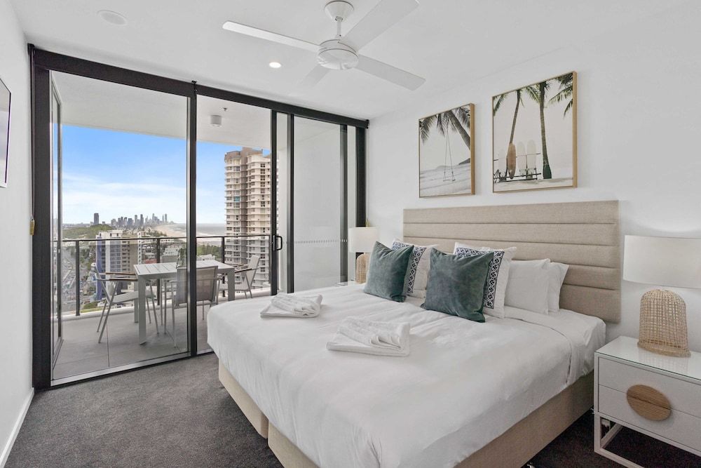 Two Bedroom Two Bathroom Ocean View Apartment - Level 20