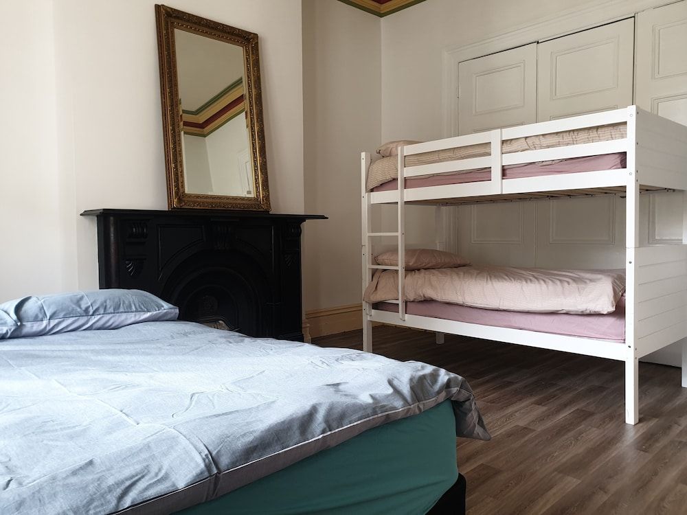 Fitzroy Private Rooms @ 132 Nicholson Homestay Family Quadruple Room with Shared Bathroom, Multiple Beds, Non Smoking.