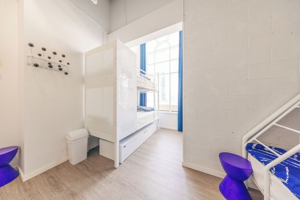 Maze Backpackers Gold Coast Family Room - Shared- Bathroom 4