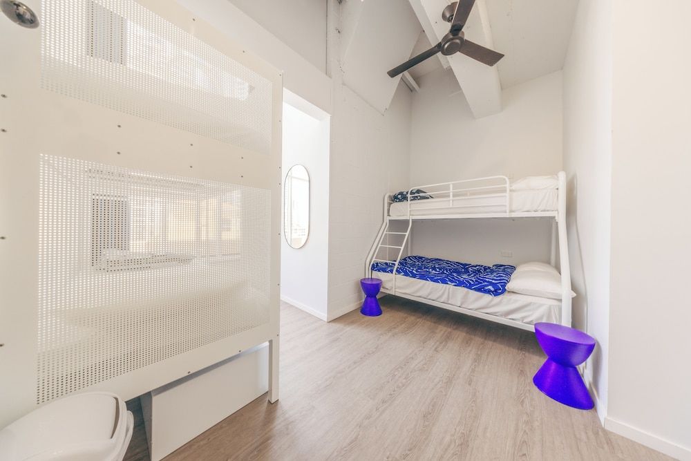 Maze Backpackers Gold Coast Family Room - Shared- Bathroom