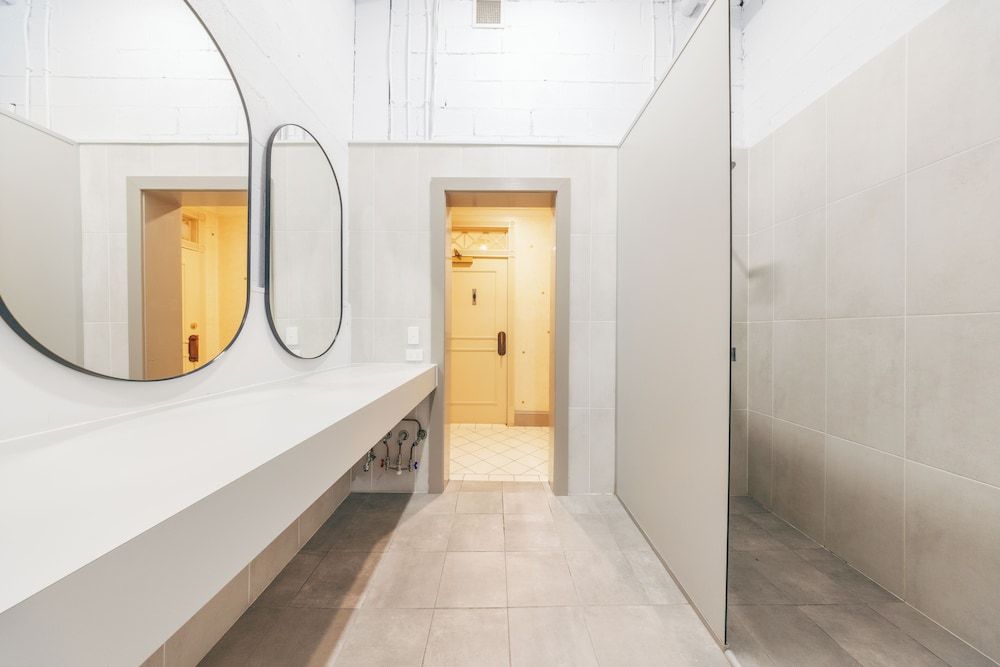 Maze Backpackers Gold Coast Family Room - Shared- Bathroom 5