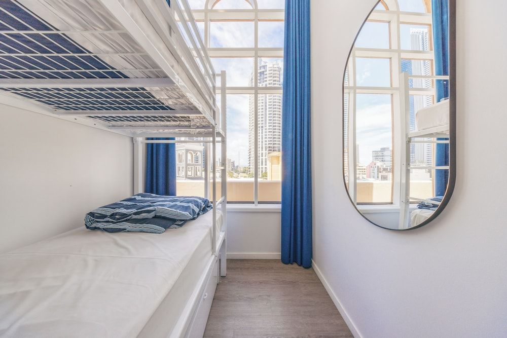 Maze Backpackers Gold Coast Family Room - Shared- Bathroom 3