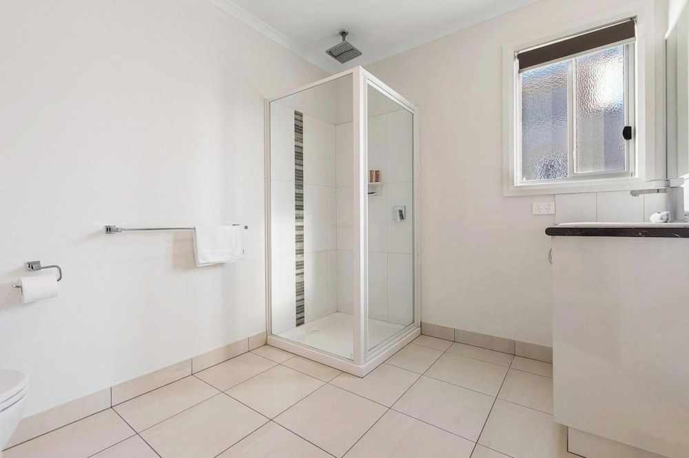 Discovery Parks Moama Waters Deluxe 2 Bedroom Cabin - Sleeps 4 4